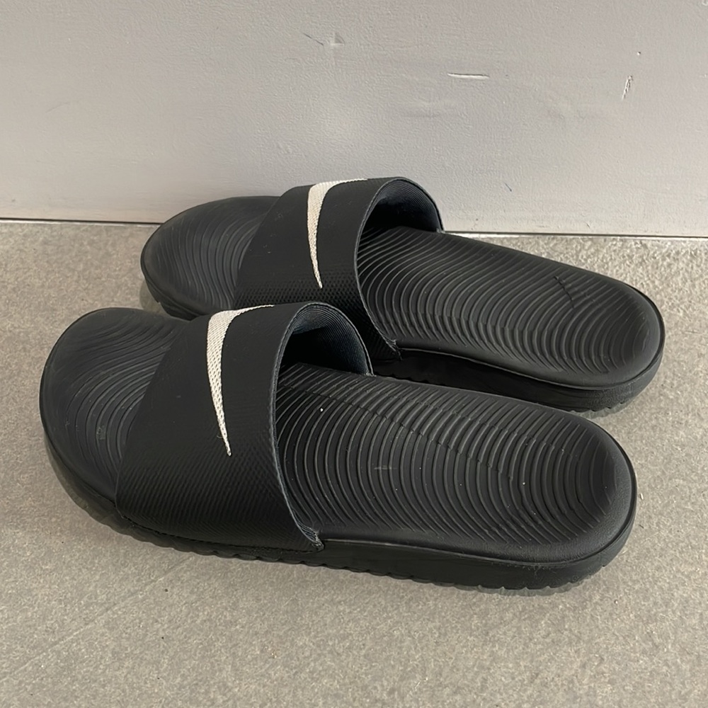 Nike Black White Slides: Kids Size 1 - Picture 4 of 6